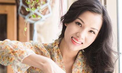 Vợ Dustin Nguyễn xinh đẹp khi chăm sóc hoa 