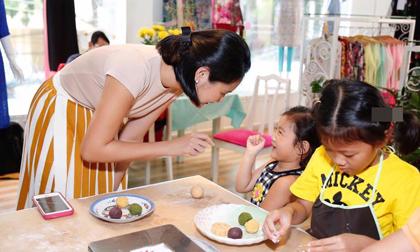 Con gái Hoa hậu Hương Giang thích thú làm bánh trung thu cùng mẹ