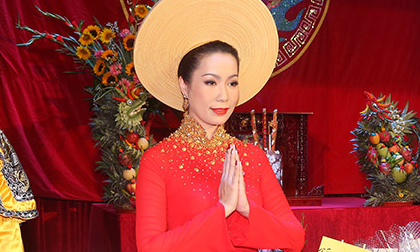 Trịnh Kim Chi khoe sắc đẹp 'vạn người mê' trong ngày giỗ Tổ ngành sân khấu