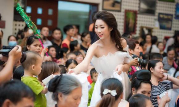 Hoa hậu Đỗ Mỹ Linh và bố cùng 'phản pháo' về chiếc váy mặc từ thiện