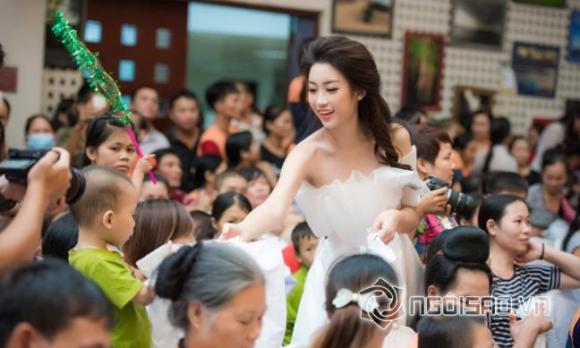 Hoa hậu Đỗ Mỹ Linh và bố cùng 'phản pháo' về chiếc váy mặc từ thiện