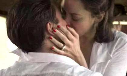Cảnh hôn say đắm của Brad Pitt và 'kẻ thứ ba' Marion Cotillard