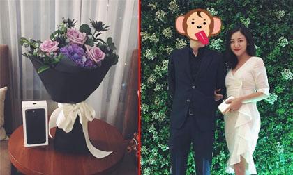 Văn Mai Hương bất ngờ khi được bạn trai tặng hoa và iphone 7
