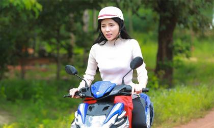 Sau hàng loạt scandal, Hoa hậu Kỳ Duyên lái xe máy đi thăm dân nghèo