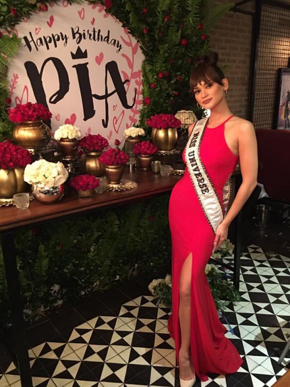 Hoa hậu Hoàn vũ Pia hưng phấn mừng sinh nhật 27 tuổi bên bạn bè 6