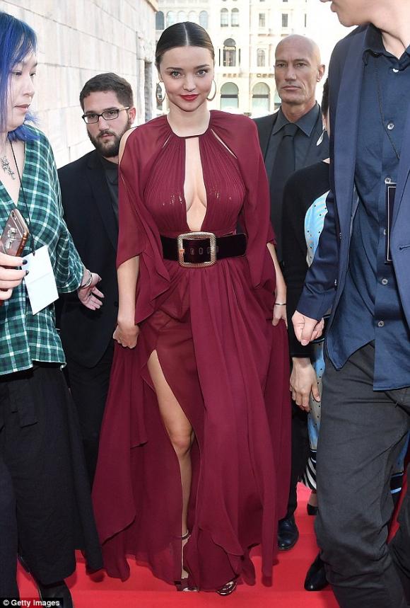 Miranda Kerr diện váy xẻ sâu khoe vòng một gợi cảm trên thảm đỏ 3