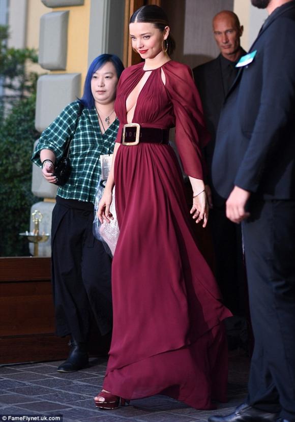 Miranda Kerr diện váy xẻ sâu khoe vòng một gợi cảm trên thảm đỏ 8