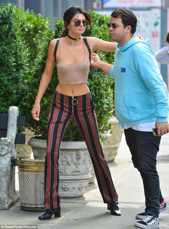Kendall Jenner thả rông ngực giữa phố đông người 2