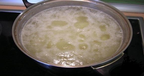 Nấu vỏ khoai tây với nước 0