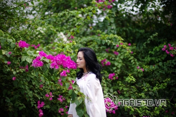Diva Thanh Lam bên hoa giấy  0