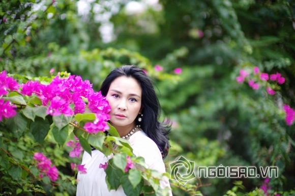 Diva Thanh Lam bên hoa giấy  1