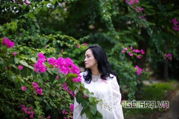 Diva Thanh Lam bên hoa giấy  4