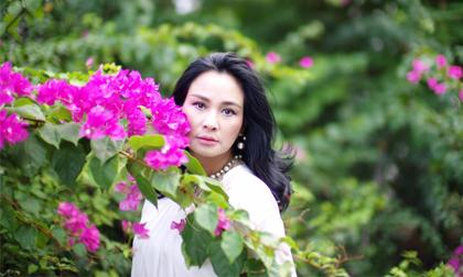 Diva Thanh Lam đẹp mơ màng bên hoa giấy 
