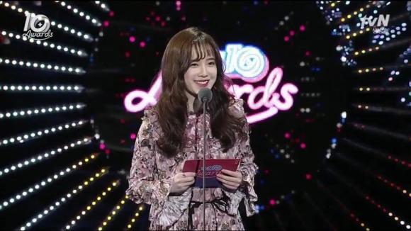 Ahn Jae Hyun công khai tỏ tình 'Nàng Cỏ' Goo Hye Sun ngay tại lễ trao giải 2