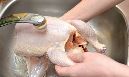 Rửa thịt gà trước khi nấu chín - Sai lầm chết người ai cũng mắc phải