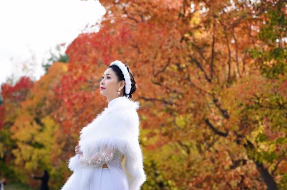 Ngắm Hoa hậu Hà Kiều Anh đẹp kiêu sa trong tà áo dài truyền thống dù dưới nhiệt độ 5 độ C ở Canada 1