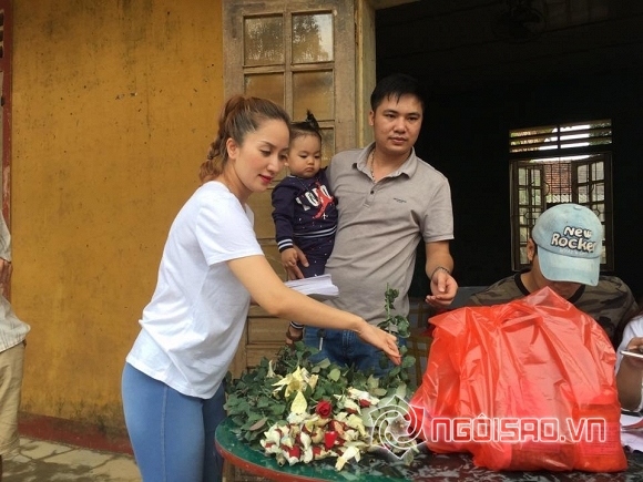 Con trai tươi rói theo mẹ Khánh Thy đi từ thiện tại Hà Tĩnh 6