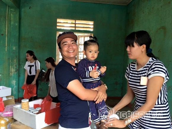 Con trai tươi rói theo mẹ Khánh Thy đi từ thiện tại Hà Tĩnh 7
