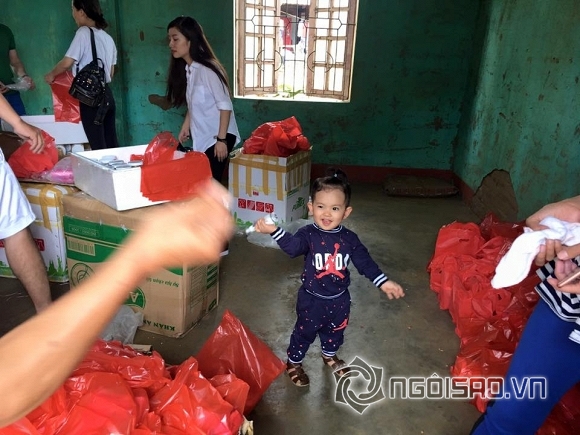Con trai tươi rói theo mẹ Khánh Thy đi từ thiện tại Hà Tĩnh 2