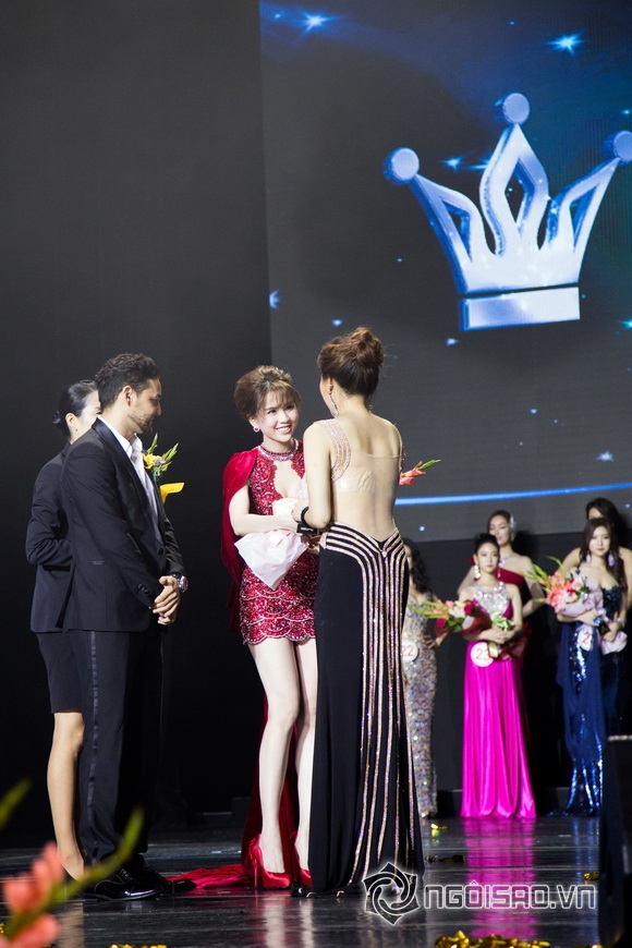 Ngọc Trinh lấn át Hoa hậu Hàn Quốc 3