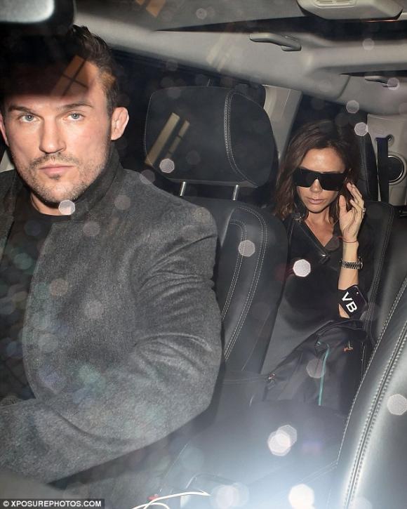 Victoria Beckham lộ vẻ hốc hác mệt mỏi khi để mặt mộc