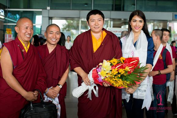 Lệ Hằng được Đức Phakchok Rinpoche chúc phúc tại Miss Universe