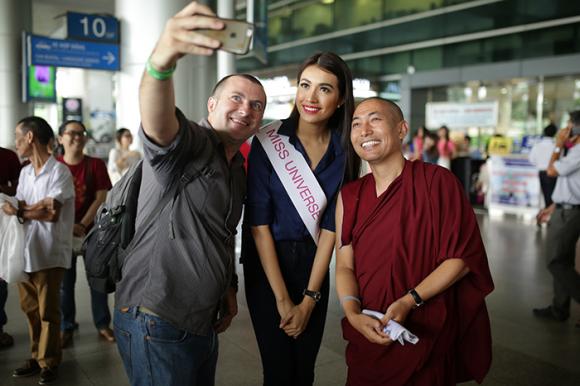 Lệ Hằng được Đức Phakchok Rinpoche chúc phúc tại Miss Universe