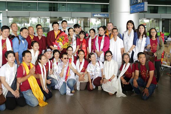 Lệ Hằng được Đức Phakchok Rinpoche chúc phúc tại Miss Universe