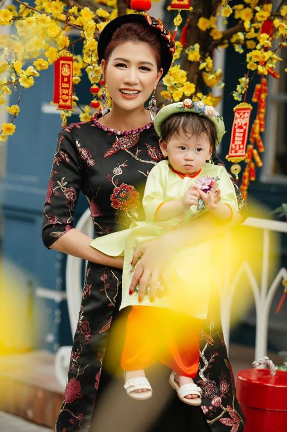 Mẹ con Trang Trần diện áo dài rạng rỡ ngày xuân