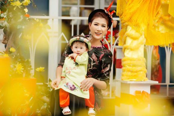 Mẹ con Trang Trần diện áo dài rạng rỡ ngày xuân