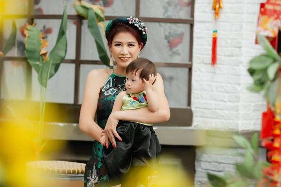 Mẹ con Trang Trần diện áo dài rạng rỡ ngày xuân