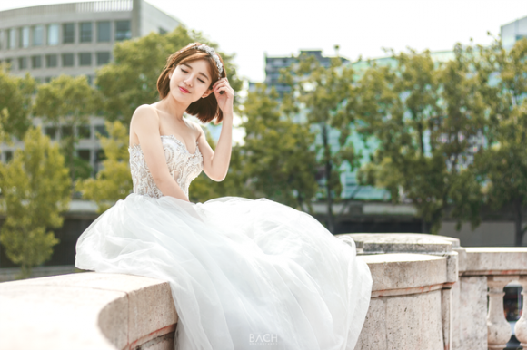 Ảnh cưới siêu lãng mạn của 'hot girl fan MU' Tú Linh và hôn phu