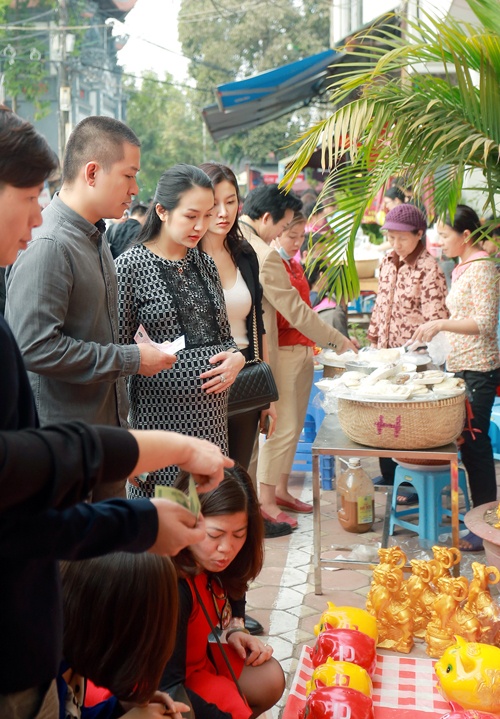 Sao nam Việt khiến fans ngưỡng mộ với hành động bảo vệ vợ, người yêu
