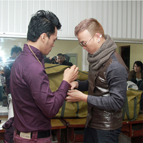 Mr. Đàm tự tay cắt tóc cho học trò Mr. Đàm tự tay cắt tóc cho học trò