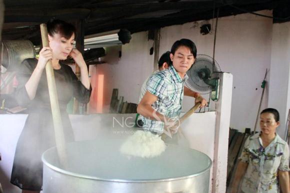 Phi Nhung trổ tài bếp núc cùng con trai Hoài Linh