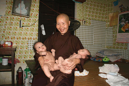 Ảnh năm 2007 chứng minh sự tồn tại của Tùng Anh và Việt Anh tại chùa Bồ Đề, được nuôi dưỡng, Trong ảnh là sư cô