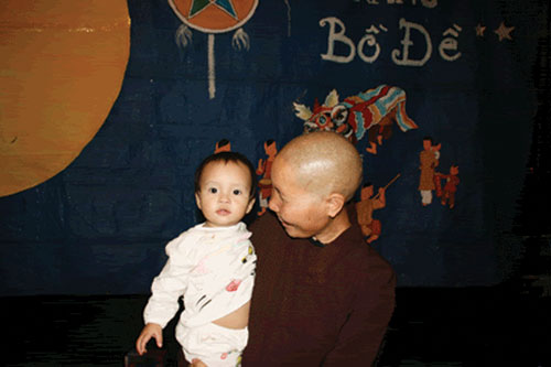 Ảnh chứng minh sự tồn tại của bé Minh Anh tại chùa Bồ Đề