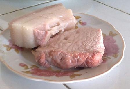 Dùng “nước sạch” của nhà máy để luộc thịt thì thấy miếng thịt có màu hồng! 