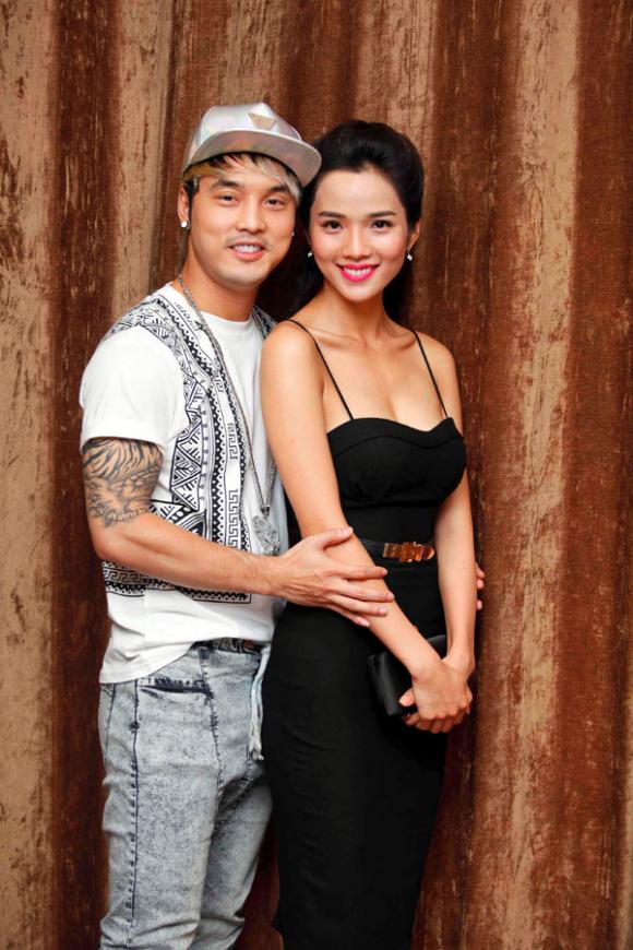 Ưng Hoàng Phúc ngủ gục trên sàn tập