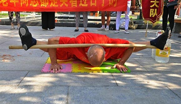 Cụ ông 78 tuổi có khả năng uốn dẻo điêu luyện Cụ ông 78 tuổi có khả năng uốn dẻo điêu luyện