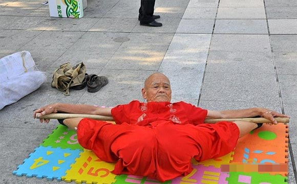 Cụ ông 78 tuổi có khả năng uốn dẻo điêu luyện Cụ ông 78 tuổi có khả năng uốn dẻo điêu luyện