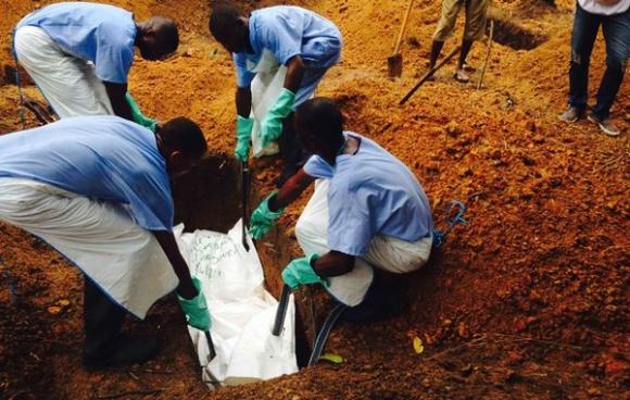 Những hình ảnh khiến cả thế giới xót xa tại vùng tâm dịch Ebola