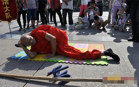 Cụ ông 78 tuổi có khả năng uốn dẻo điêu luyện Cụ ông 78 tuổi có khả năng uốn dẻo điêu luyện