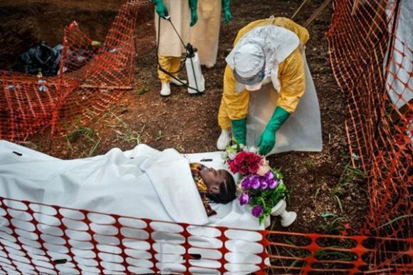 Những hình ảnh khiến cả thế giới xót xa tại vùng tâm dịch Ebola