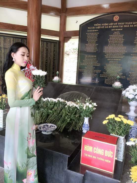 Tân Hoa hậu Huỳnh Thuý Anh cùng Bầu Hoà thăm viếng ngã ba Đồng Lộc