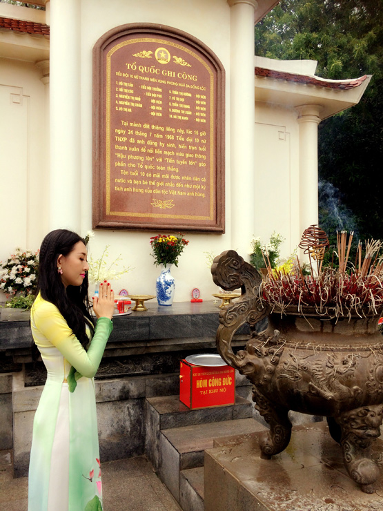 Tân Hoa hậu Huỳnh Thuý Anh cùng Bầu Hoà thăm viếng ngã ba Đồng Lộc
