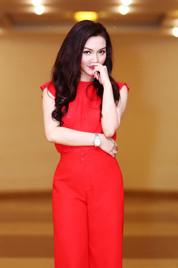 Ngọc Anh diện jumpsuit