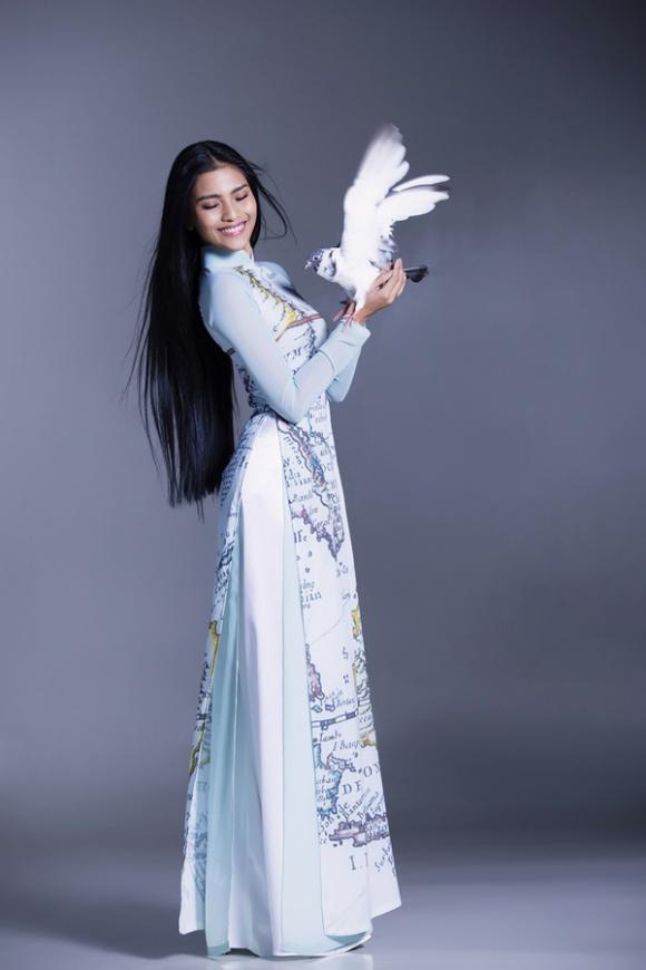 Trương Thị May diện áo dài