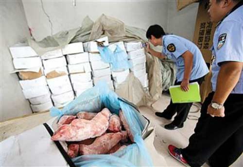 Tràn lan chân lợn Trung Quốc nhiễm chất tẩy rửa Tràn lan chân lợn Trung Quốc nhiễm chất tẩy rửa