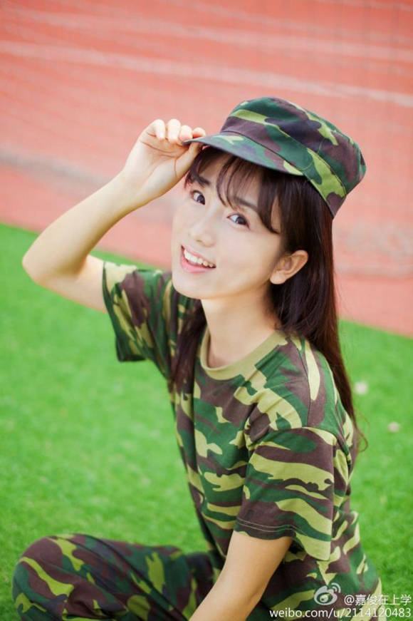 Vẻ đẹp trong sáng của nữ sinh mặc đồng phục quân sự